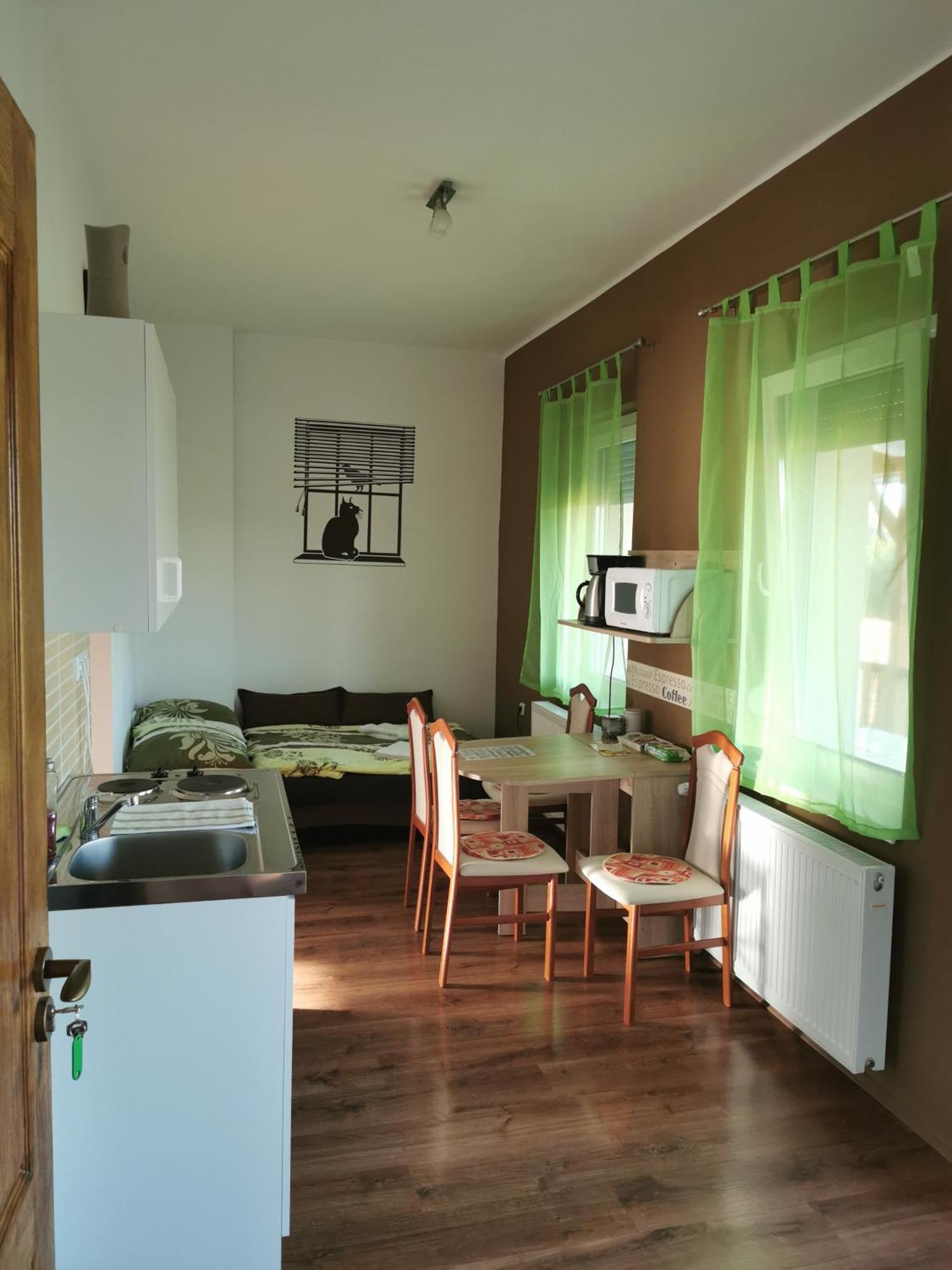 Kókusz Apartmanok Eger Habitación foto